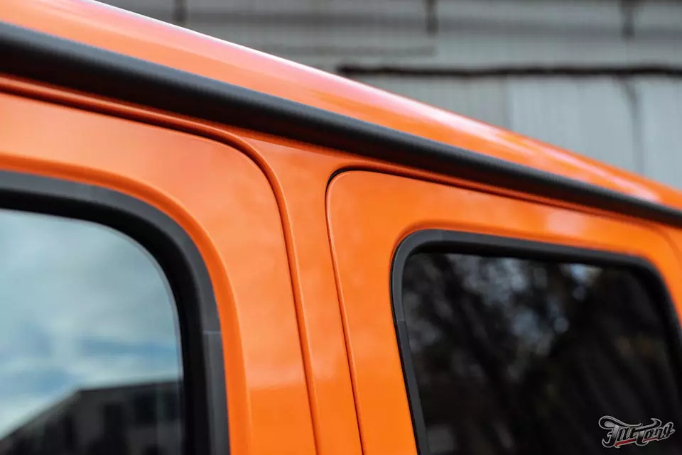 Mercedes G500. Оклейка кузова с проёмами из черного в оранжевый глянец! Окрас суппортов и дисков.